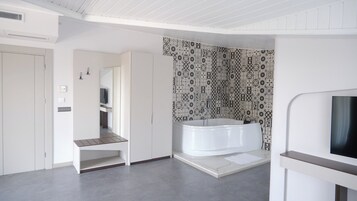 Grand Suite, Lake View | Premium bedding, in-room safe, desk, soundproofing