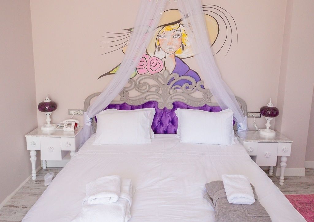 junior suite, lake view | premium bedding, in-room safe, desk, soundproofing