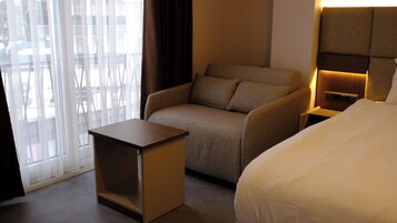 Ropa de cama de alta calidad y caja de seguridad en la habitación 