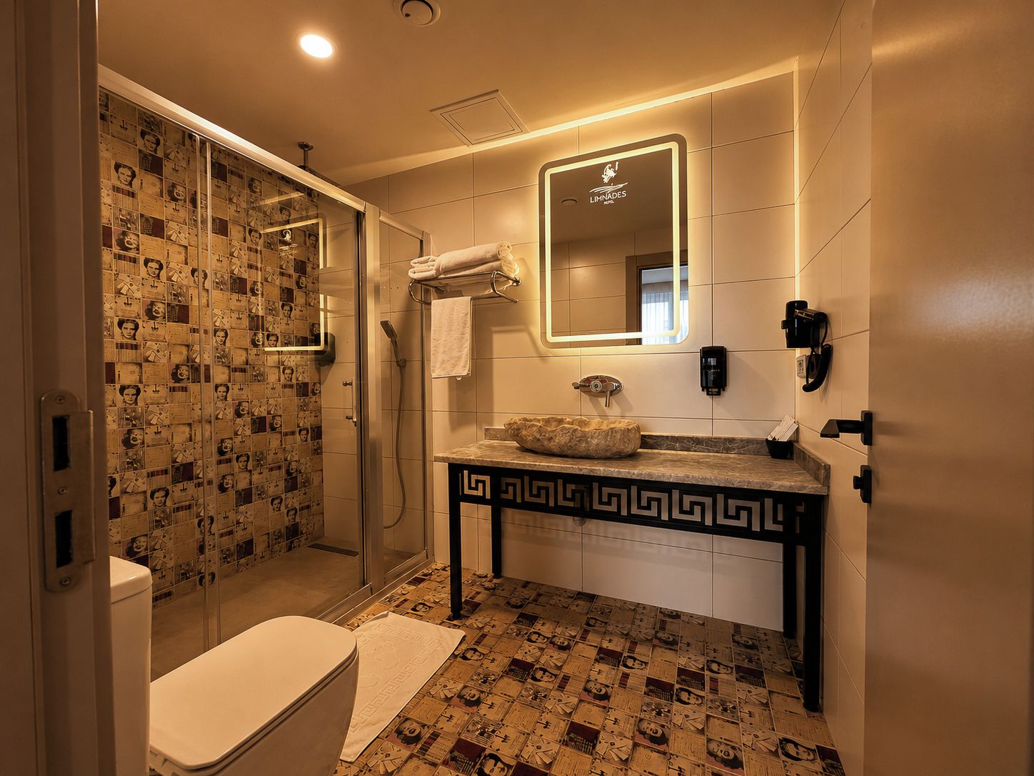 Junior Suite, Lake View | Bathroom | Free toiletries, towels