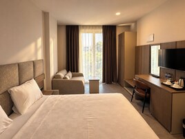 Ropa de cama de alta calidad y caja de seguridad en la habitación