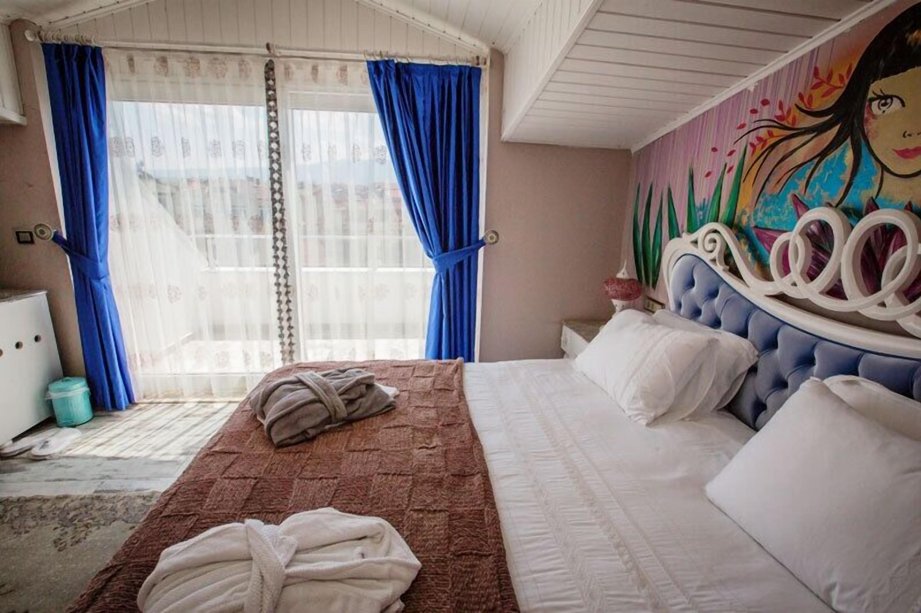 suite | premium bedding, in-room safe, desk, soundproofing