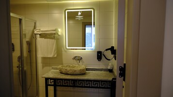 Standard Double Room | Bathroom | Free toiletries, towels