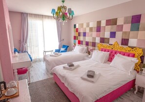 Ropa de cama de alta calidad y caja de seguridad en la habitación 