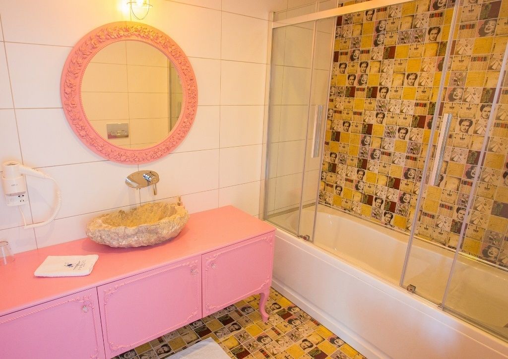 free toiletries, towels