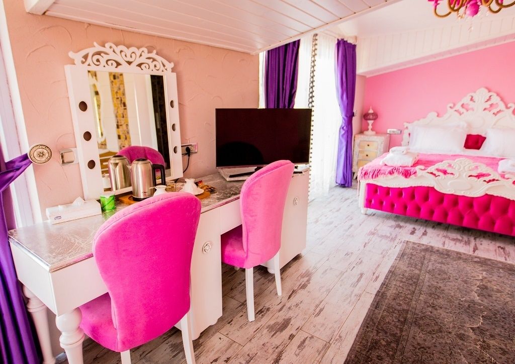 grand suite, lake view | living area | led tv