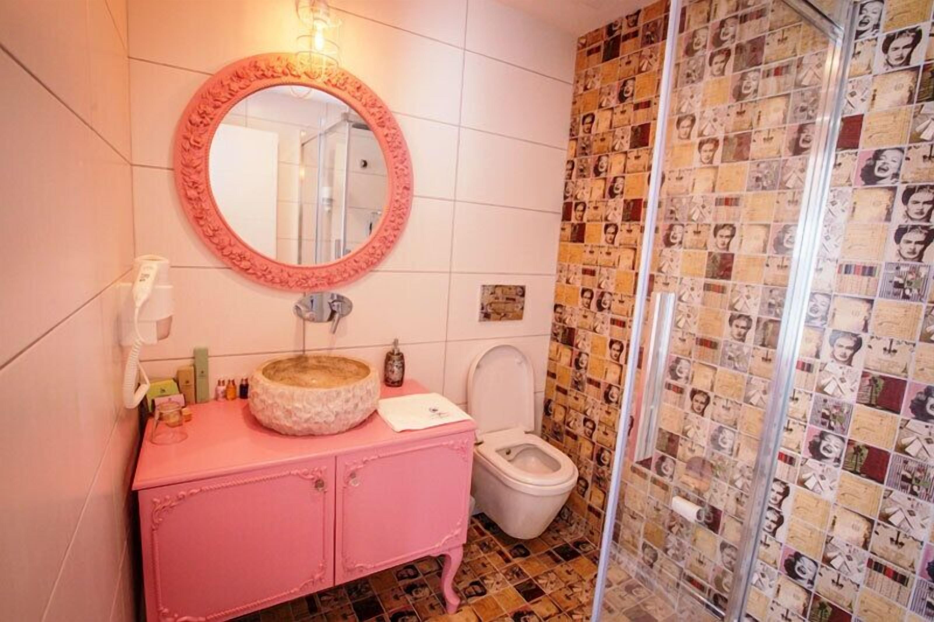 suite | bathroom | free toiletries, towels