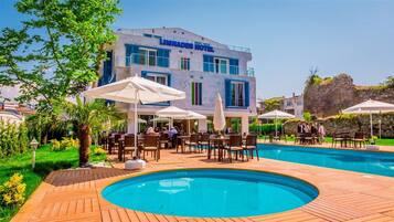 Una piscina al aire libre