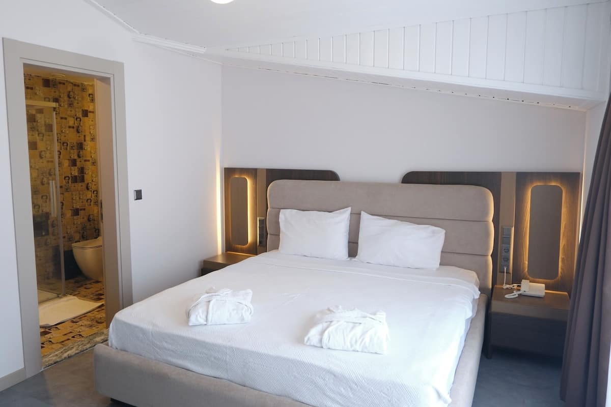 Suite | Hochwertige Bettwaren, Zimmersafe, Schreibtisch, schallisolierte Zimmer