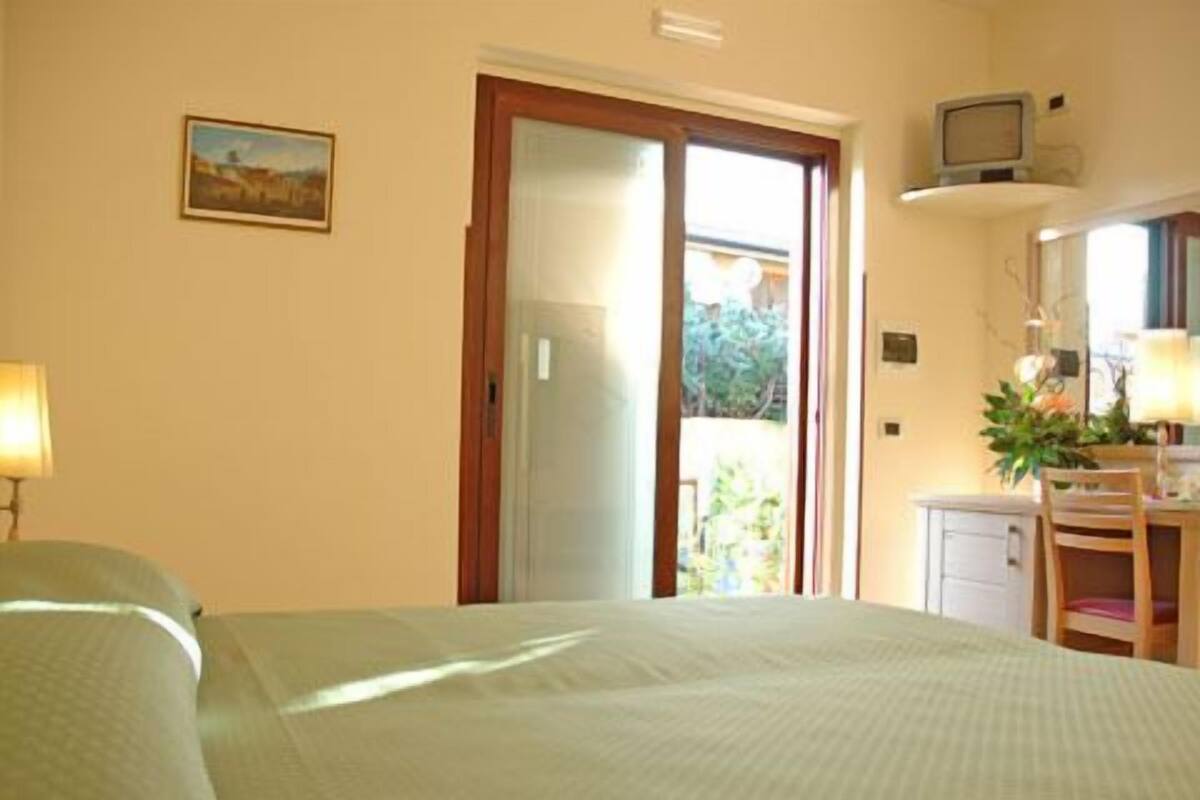 In-room safe, desk, soundproofing, cribs (free)