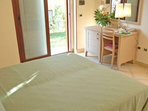 In-room safe, desk, soundproofing, free cribs/infant beds - Hotel Santa Rosa (Sangineto)