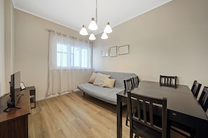 Familienapartment, 3 Schlafzimmer, Terrasse, zum Garten hin | Wohnbereich | 18-Zoll-Flachbildfernseher mit Kabelempfang, Fernseher