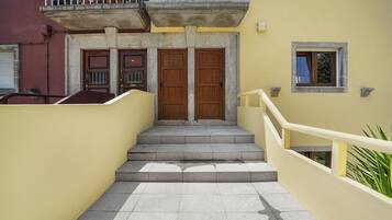 Vista frontal de la propiedad