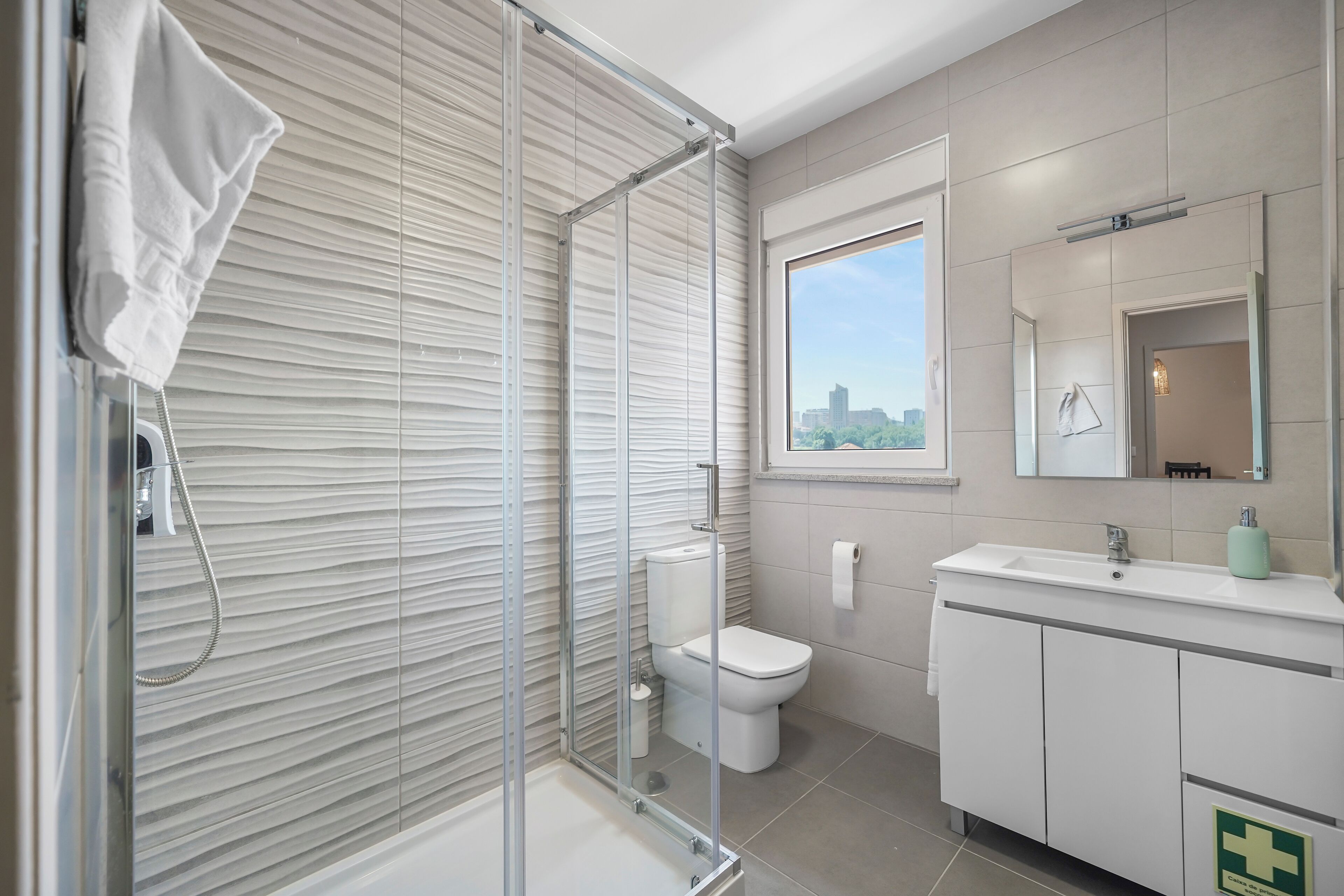 Apartament familiar, 3 dormitoris | Bany | Dutxa, assecador de cabells i tovalloles 