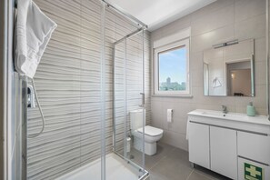 Apartamento família, 3 quartos | Banheiro | Chuveiro, secador de cabelo, toalhas de banho 