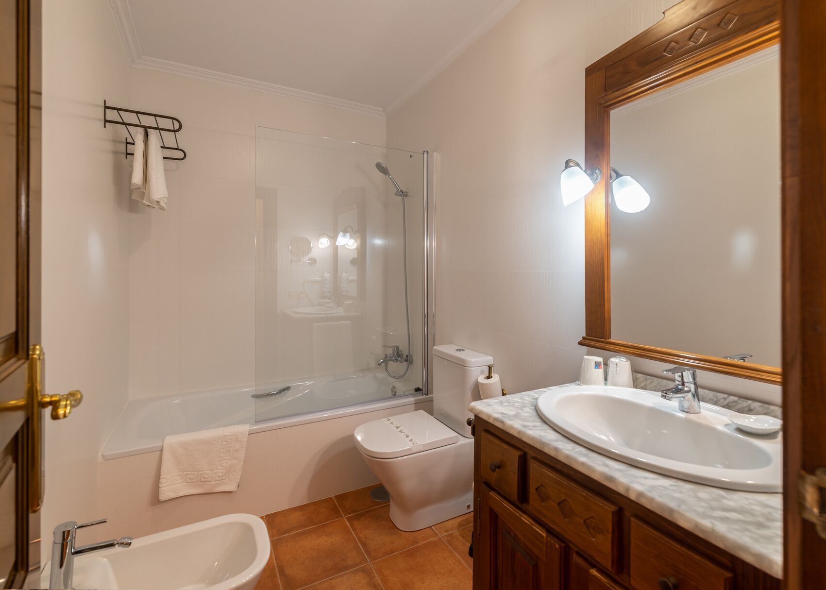 standard double or twin room | in-room safe, desk, free wifi, bed sheets