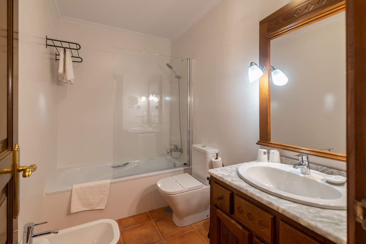 standard double or twin room | in-room safe, desk, free wifi, bed sheets