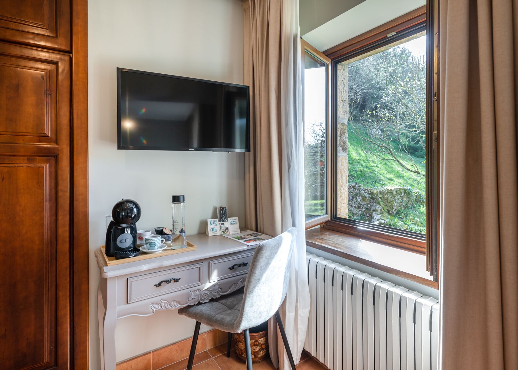 standard double or twin room | in-room safe, desk, free wifi, bed sheets