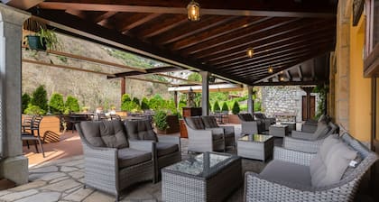 Logis Hotel Restaurante La Casa de Juansabeli