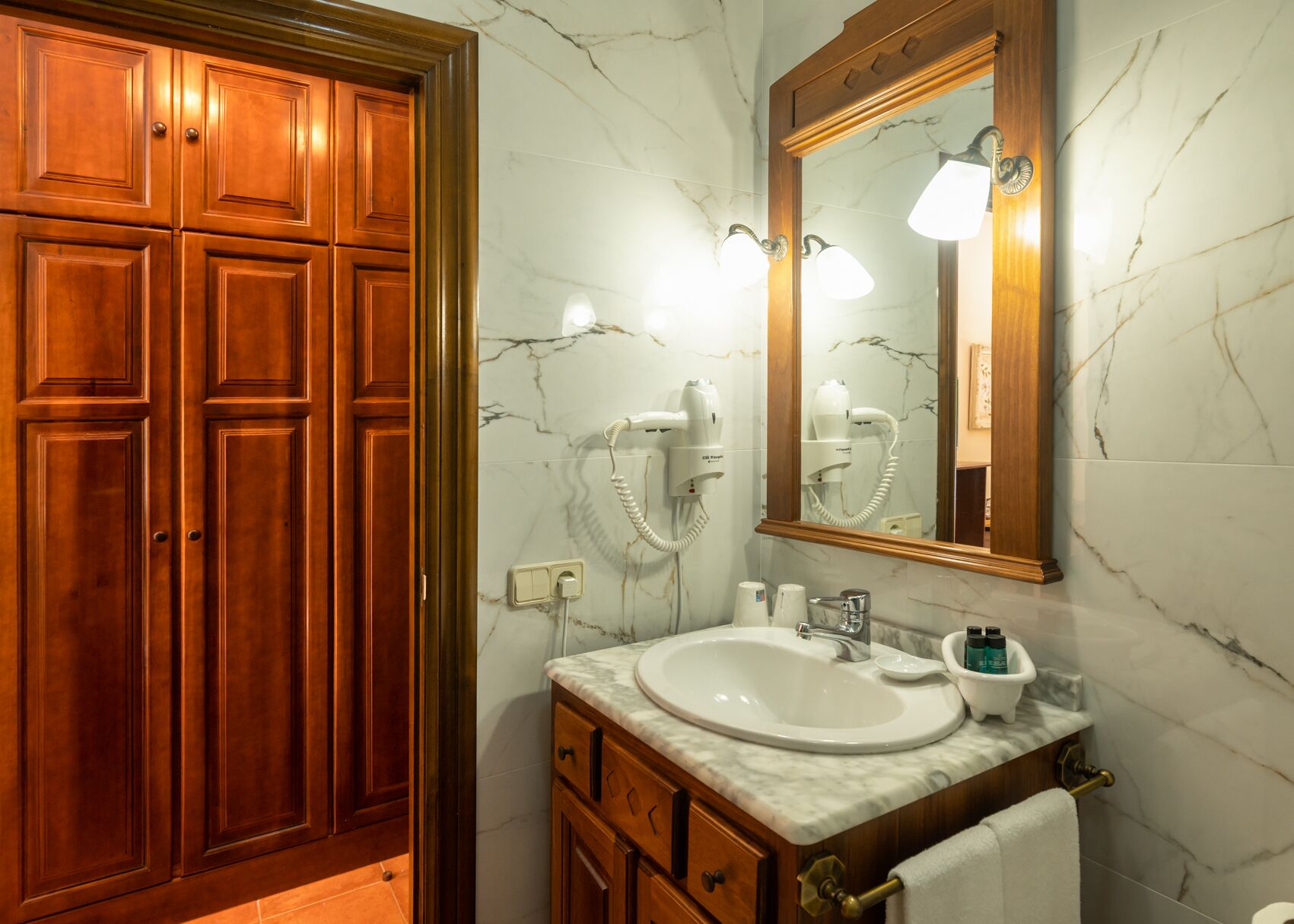 standard double or twin room | in-room safe, desk, free wifi, bed sheets