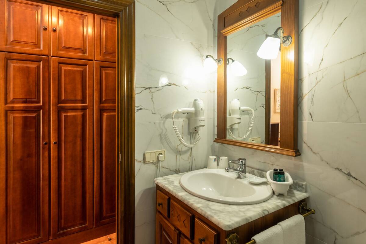 standard double or twin room | in-room safe, desk, free wifi, bed sheets