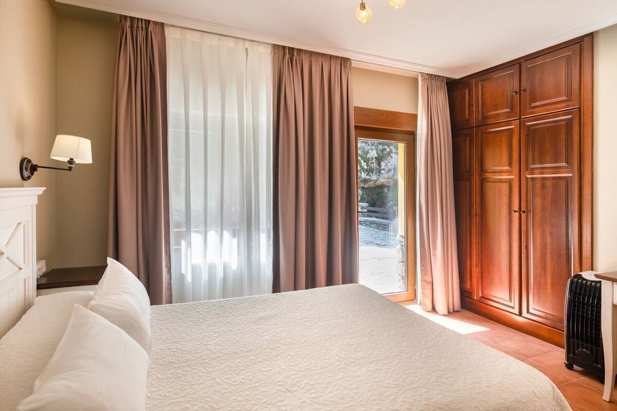 standard double or twin room | in-room safe, desk, free wifi, bed sheets