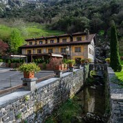 Logis Hotel Restaurante La Casa de Juansabeli
