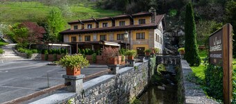 Logis Hotel Restaurante La Casa de Juansabeli