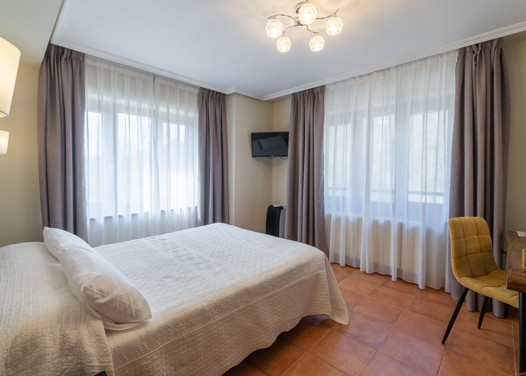 standard double or twin room | in-room safe, desk, free wifi, bed sheets