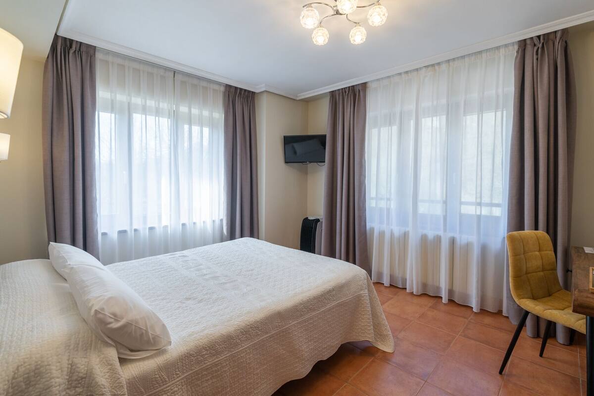 standard double or twin room | in-room safe, desk, free wifi, bed sheets