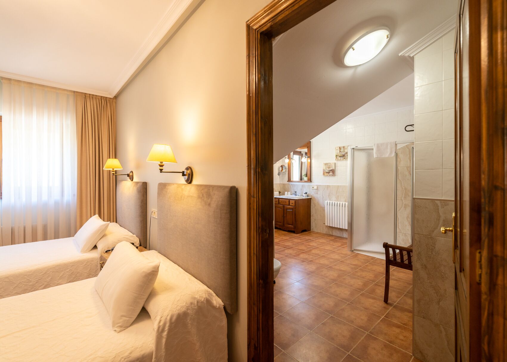 standard double or twin room | in-room safe, desk, free wifi, bed sheets