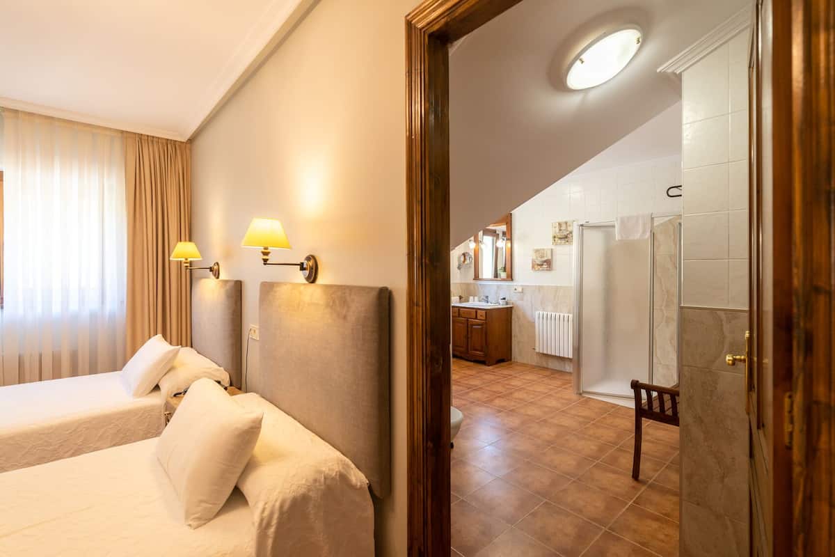 standard double or twin room | in-room safe, desk, free wifi, bed sheets