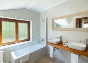 Standaard kamer, 1 twee- of 2 eenpersoonsbedden | Een kluis op de kamer, een bureau, gratis wifi, beddengoed