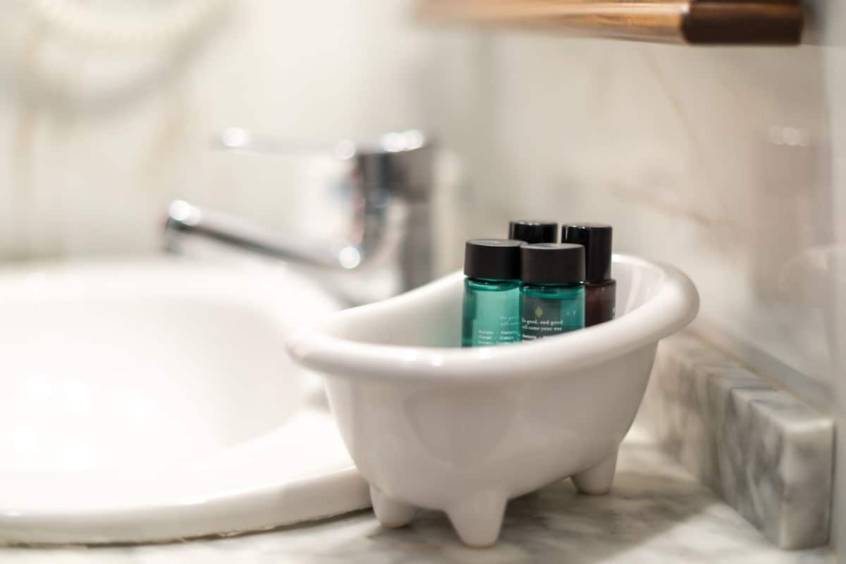 standard double or twin room | in-room safe, desk, free wifi, bed sheets