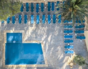 Una piscina al aire libre (de 09:00 a 20:00), sombrillas, tumbonas