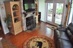 Cabin, 2 Bedrooms | Living area