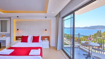 Deluxe tweepersoonskamer, balkon, uitzicht op zee | Uitzicht vanuit de kamer