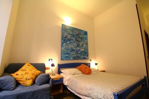 Egyptian cotton sheets, premium bedding, down duvets, pillow-top beds - Trasteverooms La Bernardon (Rome)