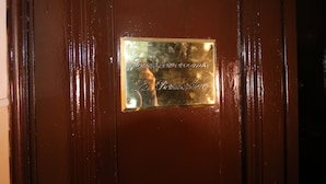 A plaque on a wooden door with the text "Trastaverooms La Bernardon". - Trasteverooms La Bernardon (Rome)
