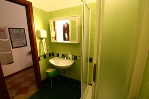 Shower, rainfall showerhead, eco-friendly toiletries, hair dryer - Trasteverooms La Bernardon (Rome)