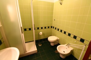 Douche, douche à « effet pluie », articles de toilette écologiques