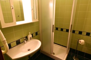Shower, rainfall showerhead, eco-friendly toiletries, hair dryer - Trasteverooms La Bernardon (Rome)
