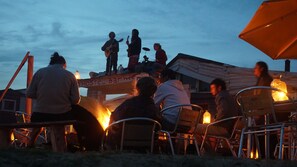 Serveert ontbijt, lunch en diner