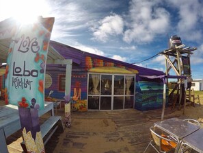 Serveert ontbijt, lunch en diner