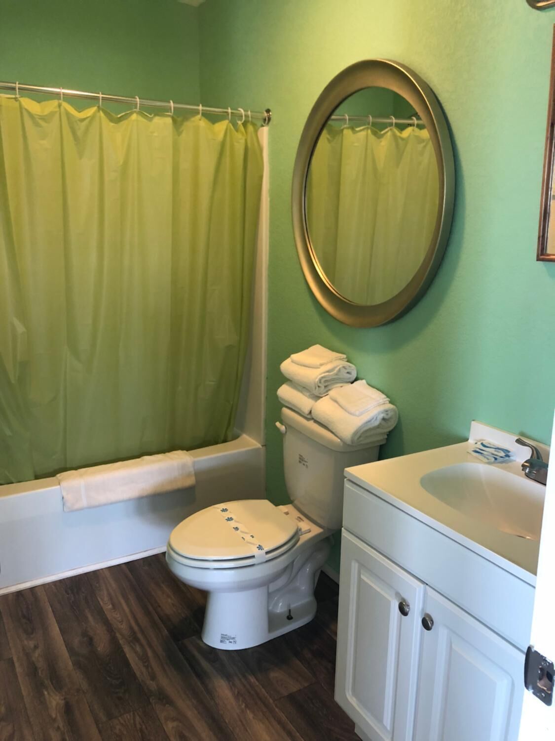 وحدات دش مع أحواض استحمام، مستلزمات مجانية للعناية الشخصية، مناشف