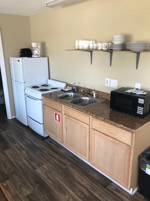 Fridge, microwave, coffee/tea maker - Avon Motel (Avon)