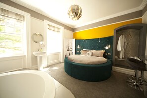 Habitación doble superior (Glenarm) | Escritorio, tabla de planchar con plancha y cunas gratuitas