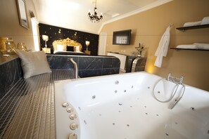 Deluxe Suite (Kilmore) | Jetted tub