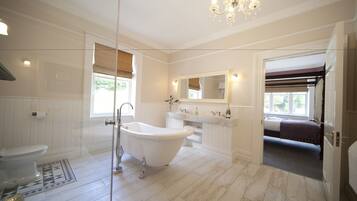 Superior Room, 1 King Bed (Glenariffe) | Bathroom | Free toiletries, towels