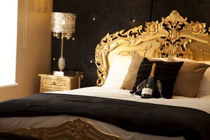 Deluxe Suite (Kilmore) | Desk, iron/ironing board, free cribs/infant beds, bed sheets